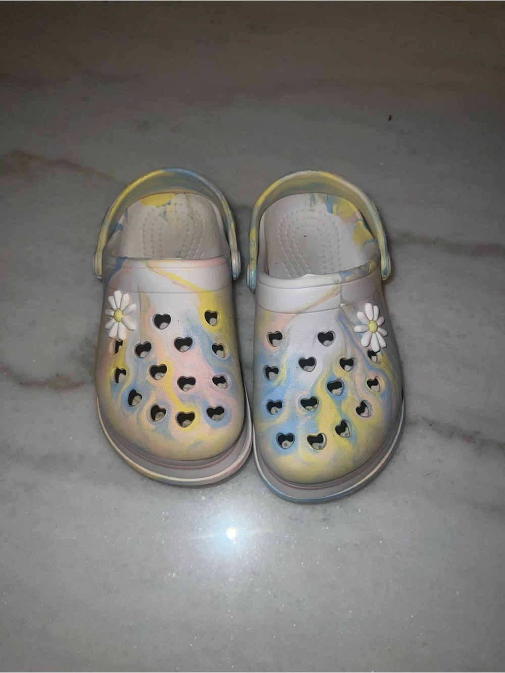 Kids Tie-Dye Heart Vent Clogs with Daisy Charm - Pastel